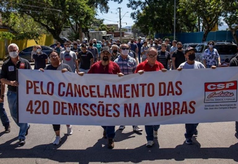 Funcionários protestam contra desmonte e demissão de 420 trabalhadores