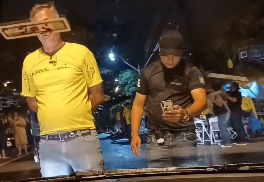 Professor é agredido por bolsonaristas que bloqueavam ilegalmente a rua