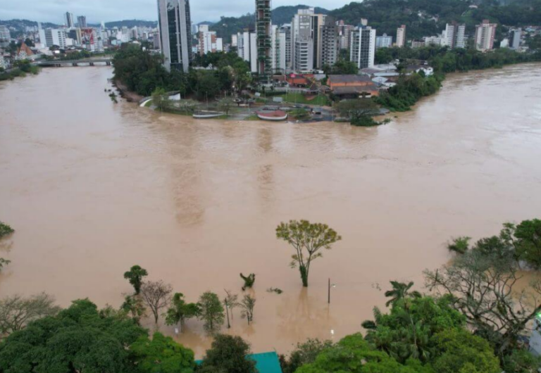 Chuvas e inundações levam 67 cidades de Santa Catarina a decretarem