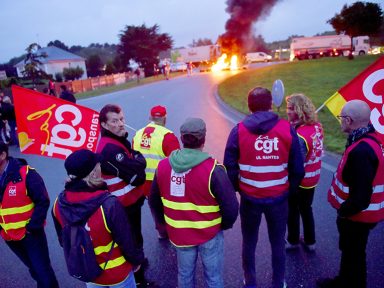 Trabalhadores bloqueiam a entrada  de refinaria da Total no sul da França