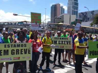 Trabalhadores dos Correios em greve vão às ruas contra demissões e retirada de benefícios