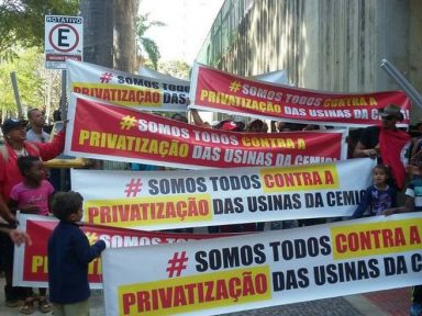 Funcionários repudiam privatização de quatro usinas e fazem manifestação durante leilão