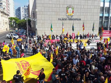 Professores decidem em assembleia manter greve no RS: “exigimos fim do parcelamento dos salários”