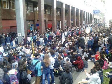 Secundaristas argentinos saem às ruas de Buenos Aires contra as ameças de Macri de taxar escolas públicas