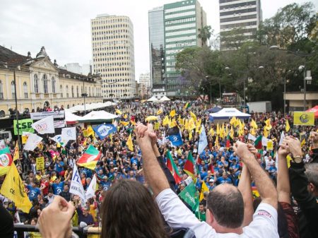 Rio Grande do Sul: servidores ocupam as ruas em manifestação contra assalto aos salários