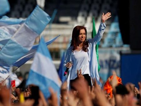 Argentina: ex-presidente Cristina Kirchner é eleita senadora