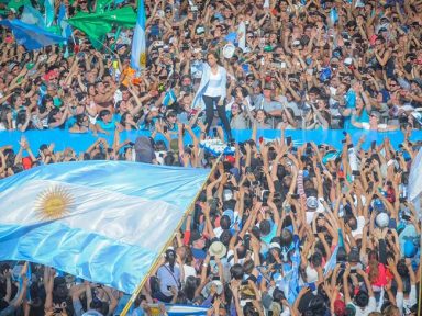 Campanha de Cristina Kirchner ao Senado reúne multidão em estádio