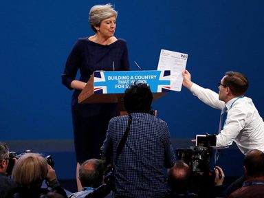 Inglaterra: premiê May recebe “bilhete azul” durante discurso na conferência de seu partido