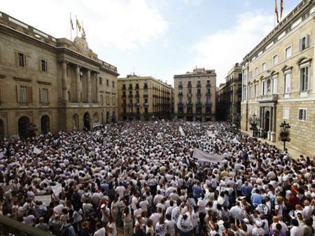 Espanhóis se unem por diálogo e na condenação à repressão de  Rajoy