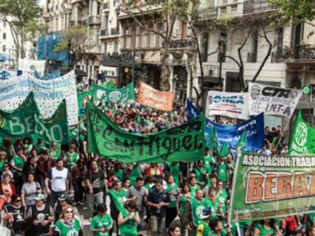 Servidores lotam ruas de Buenos Aires contra demissões,  salários congelados e aumento acelerado das tarifas