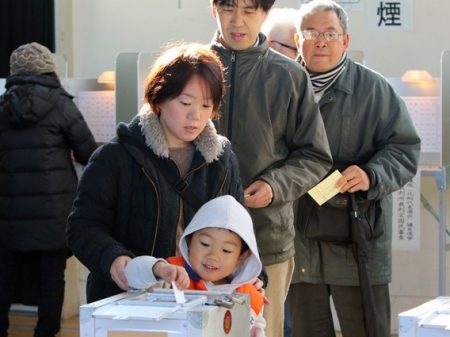Eleições antecipadas deixam Abe no mesmo lugar no Japão