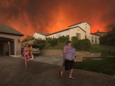 Incêndios  alastram-se e deixam mais  de 20 mortos  na Califórnia