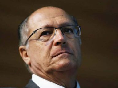 Alckmin bajula Temer em reunião tucana que acaba em cadeiradas