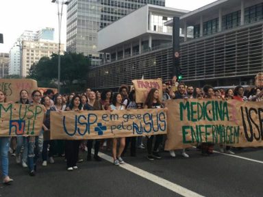 Estudantes ocupam a Paulista contra desmonte do HU-USP