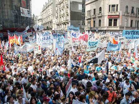 Multidão sai às ruas de Buenos Aires contra ataque a direitos trabalhistas