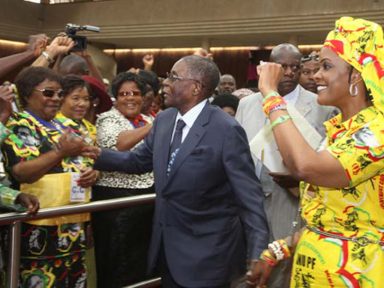 Líderes do Zimbábue condenam destituição do presidente Mugabe