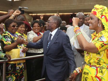 Líderes do Zimbábue condenam destituição do presidente Mugabe