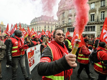 Trabalhador faz jornada de greve contra a  lei de Macron