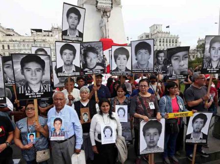 Peruanos  nas ruas repudiam perdão de Kuczynski a Fujimori