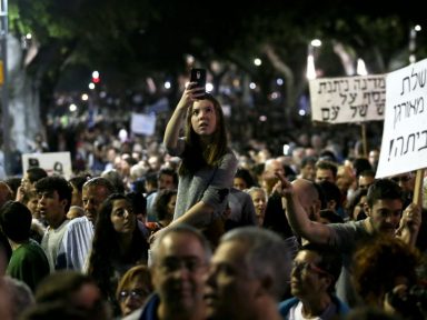 Manifestantes ocupam centro de Tel Aviv contra o “governo do crime organizado”