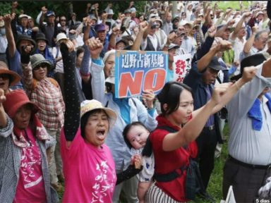 Moradores de Okinawa protestam contra base dos marines