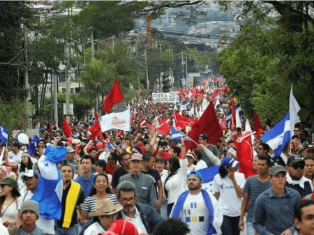 Hondurenhos tomam as ruas contra “fraude governamental”