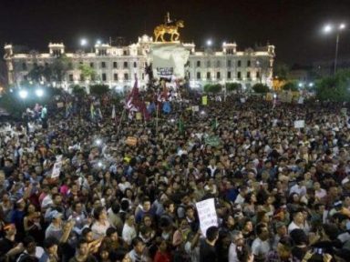 Multidão exige a saída do presidente  peruano e realização de novas eleições