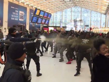 Crime contra negro gera confronto em Paris