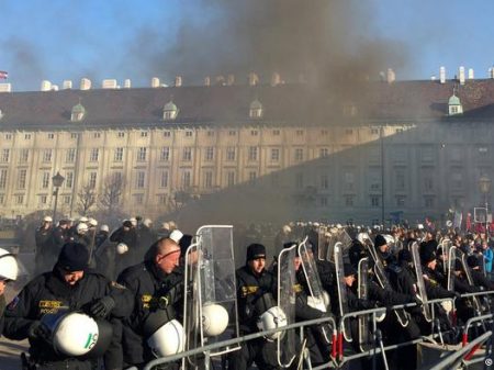 Austríacos repudiam posse de governo de coalizão com nazis
