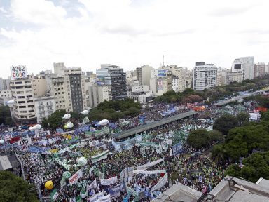 Argentina faz marcha de 400 mil contra o corte de direitos