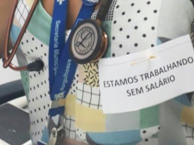 Médicos do Rio trabalham com adesivos contra atraso nos salários