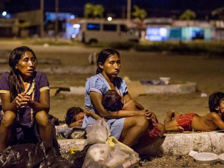 Imigrantes venezuelanos vivem nas ruas de Roraima