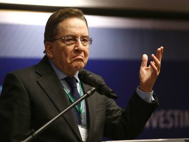 Presidente do BNDES desvia recursos do Postalis