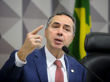 Barroso responde a Gilmar: “não frequento palácios e não troco mensagens amistosas com réus”