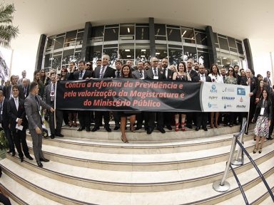 Juízes repudiam “reforma” da Previdência em protesto no DF