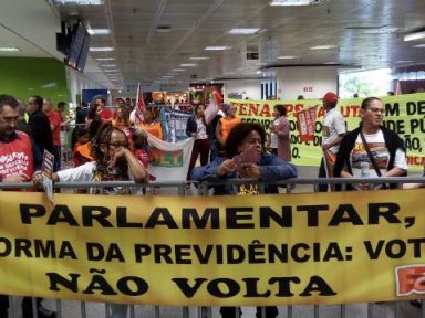 Trabalhadores recepcionam deputados com manifestação: ‘Se votar reforma, não volta’