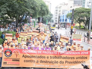 Aposentados fazem desfile-protesto contra assalto à Previdência