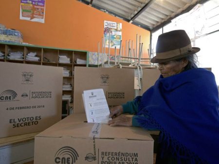 Equador: referendo deixa Correa impedido na disputa presidencial