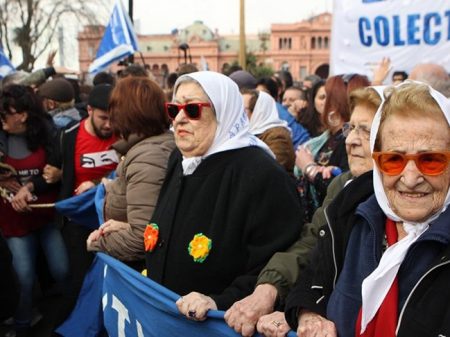 Mães da Praça de Maio barram invasão à sede