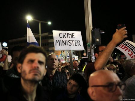Israelenses exigem saída de Netaniahu, flagrado em corrupção