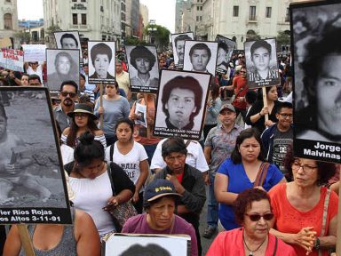 Peruanos pedem indulto anulado e prisão de Fujimori