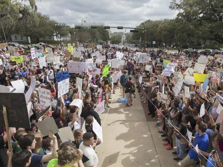 Estudantes invadem Capitólio da Flórida e exigem segurança