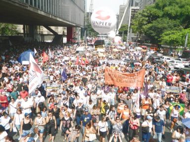 Milhares de servidores ocupam Paulista contra confisco salarial