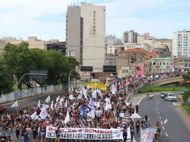 Estudantes gaúchos protestam contra extorsão