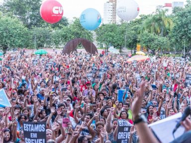 Contra calote, milhares de professores de Minas decidem manter greve