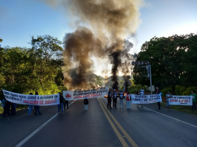 MG: Governo Pimentel atrasa salários e professores protestam