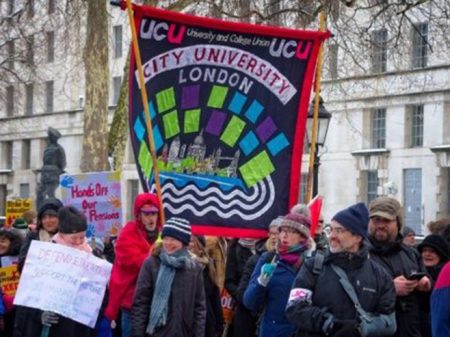Professores ingleses mantêm greve em defesa das aposentadorias