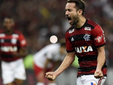 Flamengo vence o Inter e se isola na liderança do Brasileirão