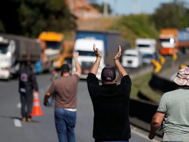 Greve dos caminhoneiros cresce e governo nega que vá interferir nos preços do combustível