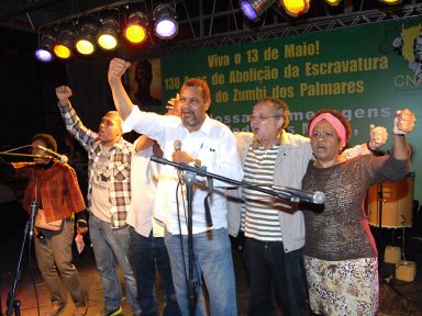 CNAB ergue a bandeira do 13 de Maio e festeja a Abolição com muito samba